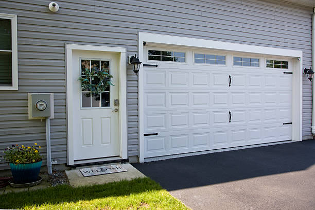 24/7 Emergency Garage Door experts in March ARB, CA